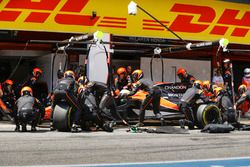 Fernando Alonso, McLaren MCL32, pit stop