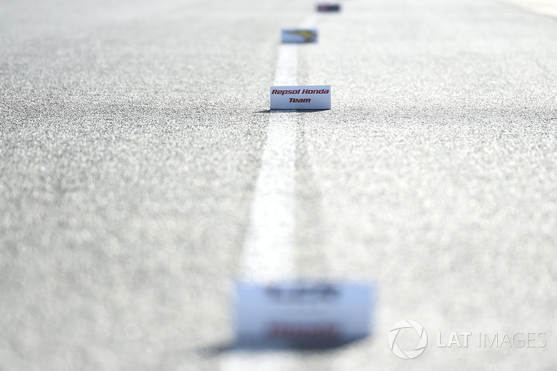 Pit lane markers for bike swapping