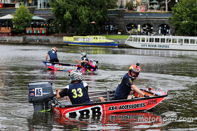 Max Verstappen, Red Bull Racing en un bote de carreras en el río Yarra