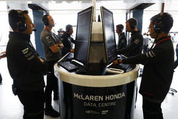 Yusuke Hasegawa, jefe de Honda F1 e ingenieros de McLaren