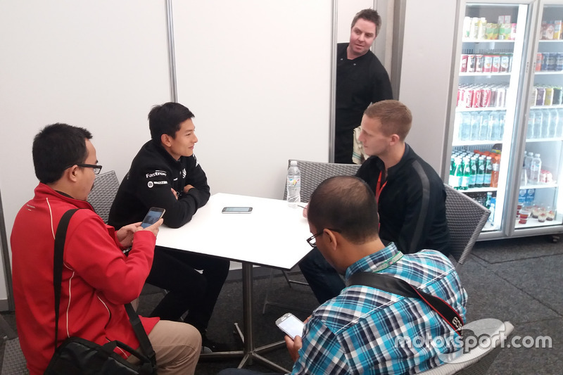 Rio Haryanto sedang diwawancarai sejumlah media
