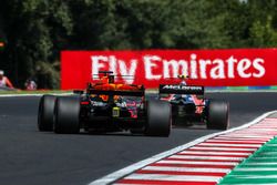 Stoffel Vandoorne, McLaren MCL32 et Daniel Ricciardo, Red Bull Racing RB13