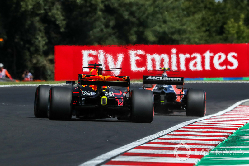 Stoffel Vandoorne, McLaren MCL32 y Daniel Ricciardo, Red Bull Racing RB13