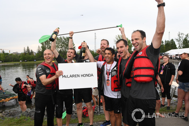 Equipo McLaren celebra en la carrera de balsas