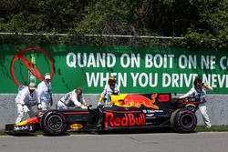 Эвакуация сломанного Red Bull Racing RB13 Макса Ферстаппена