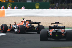 Stoffel Vandoorne, McLaren MCL32 and Fernando Alonso, McLaren MCL32