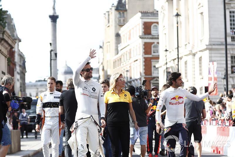 Jolyon Palmer, Renault, Carlos Sainz Jr., Toro Rosso, menyapa fans