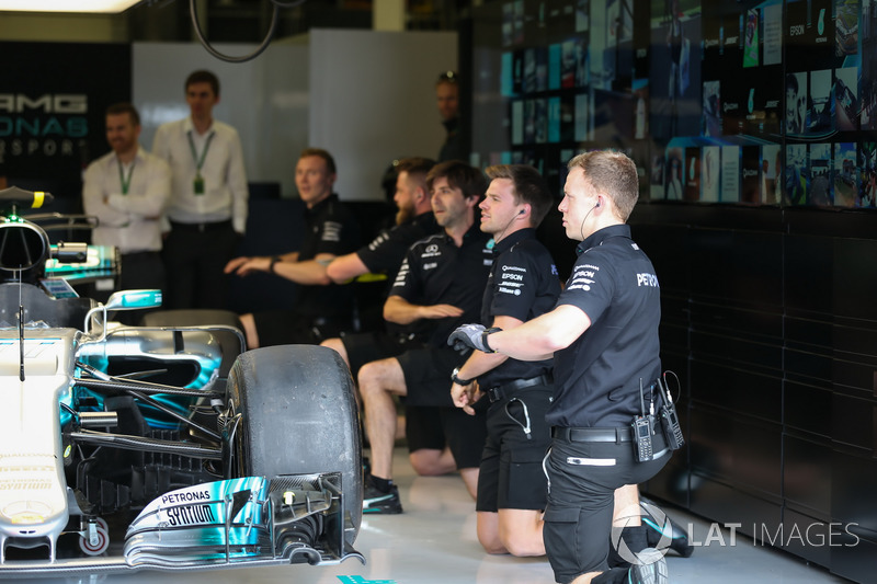 Mercedes AMG F1 mecánicos se estiran y hacen ejercicio