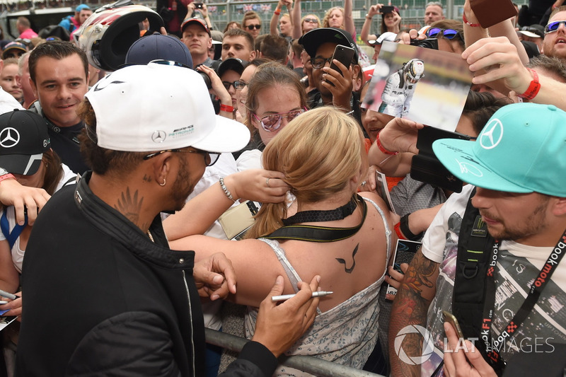 Lewis Hamilton, Mercedes AMG F1 signs autographs