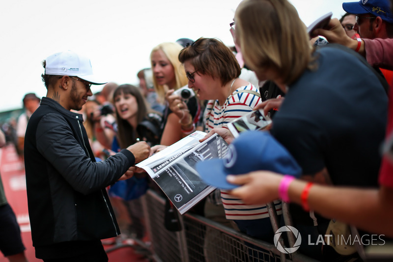 Lewis Hamilton, Mercedes AMG F1 signs autographs for the fans