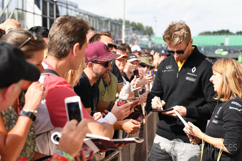 Nico Hulkenberg, Renault Sport F1 Team signs autographs for the fans