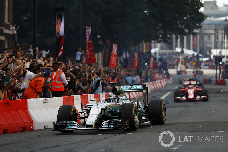 Valtteri Bottas, Mercedes, Sebastian Vettel, Ferrari, melakukan atraksi di jalanan