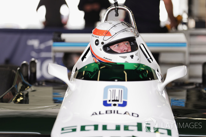 Martin Brundle demonstrates a six-wheeled FW08