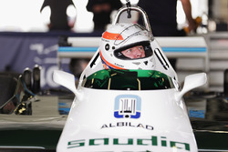 Martin Brundle demonstrates a six-wheeled FW08