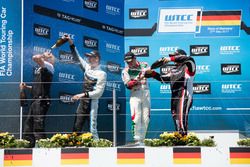 Podium Race 2: Nicky Catsburg, Polestar Cyan Racing, Volvo S60 Polestar TC1, Norbert Michelisz, Hond