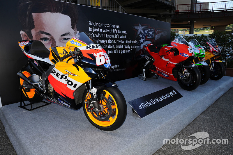 Nicky Hayden tribute with all bikes