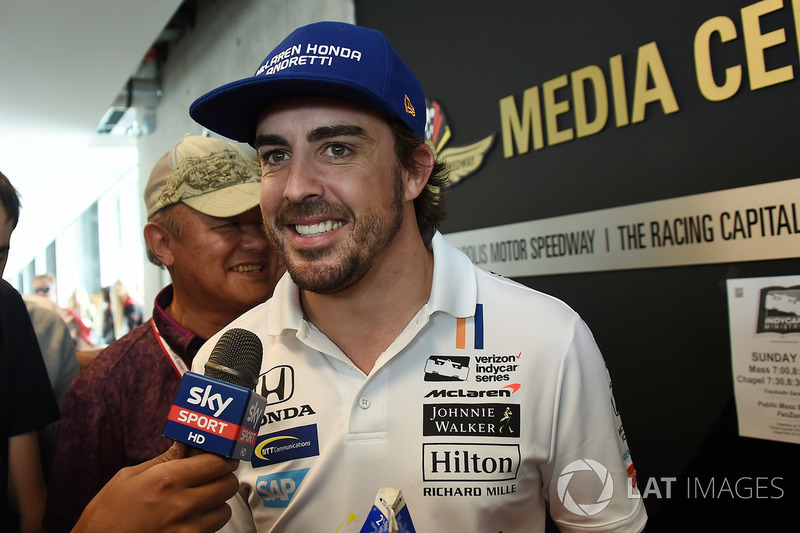 Fernando Alonso, Andretti Autosport Honda, parle aux médias après son abandon