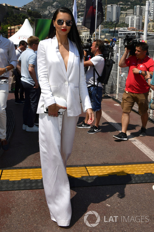 Adriana Lima, modella, in griglia
