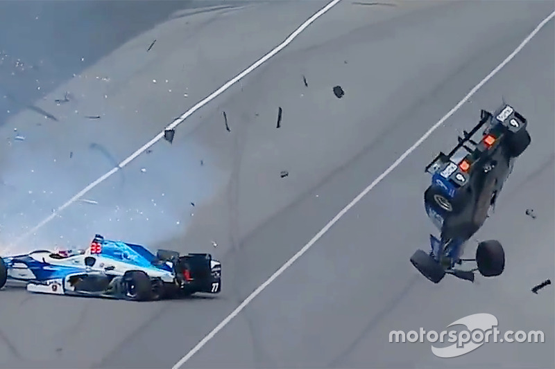 Авария Скотта Диксона, Chip Ganassi Racing Honda, и Джея Ховарда, Schmidt Peterson Motorsports Honda