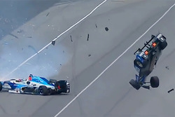 Scott Dixon, Chip Ganassi Racing Honda, Jay Howard, Schmidt Peterson Motorsports Honda coinvolti in un terribile incidente