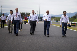 Laurent Mekies, directeur de la sécurité à la FIA et Charlie Whiting, délégué FIA lors de la reconnaissance de piste