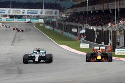 Valtteri Bottas, Mercedes AMG F1 W08, en lutte avec Daniel Ricciardo, Red Bull Racing RB13