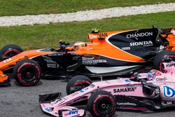 Стоффель Вандорн, McLaren MCL32, и Серхио Перес, Sahara Force India F1 VJM10