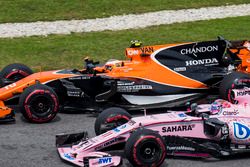 Stoffel Vandoorne, McLaren MCL32, Sergio Perez, Sahara Force India F1 VJM10