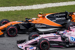 Стоффель Вандорн, McLaren MCL32, и Серхио Перес, Sahara Force India F1 VJM10