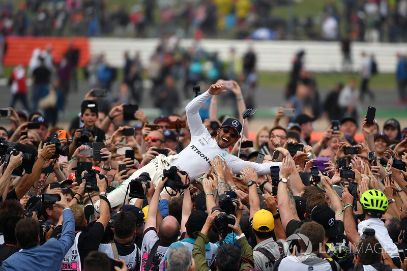 Ganador de la carrera Lewis Hamilton, Mercedes AMG F1 celebra con los fans