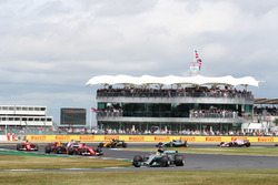 Start action, Lewis Hamilton, Mercedes F1 W08 leads