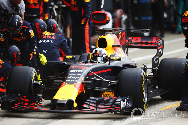 Daniel Ricciardo, Red Bull Racing RB13, pit stop