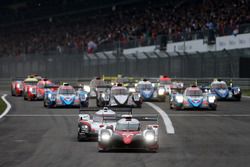 Start: #7 Toyota Gazoo Racing Toyota TS050 Hybrid: Mike Conway, Kamui Kobayashi, Jose Maria Lopez aan kop