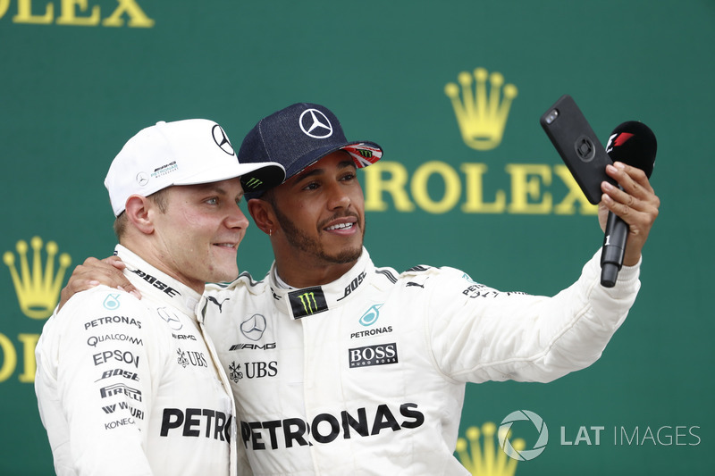 Podium: Race winner Lewis Hamilton, Mercedes AMG F1, takes a photo of Second place Valtteri Bottas, Mercedes AMG F1