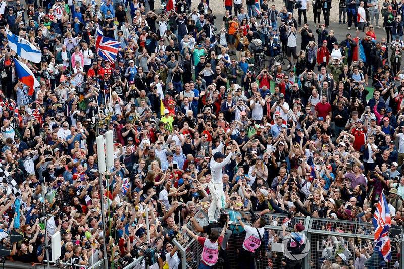 1. Lewis Hamilton, Mercedes AMG F1, mit Fans