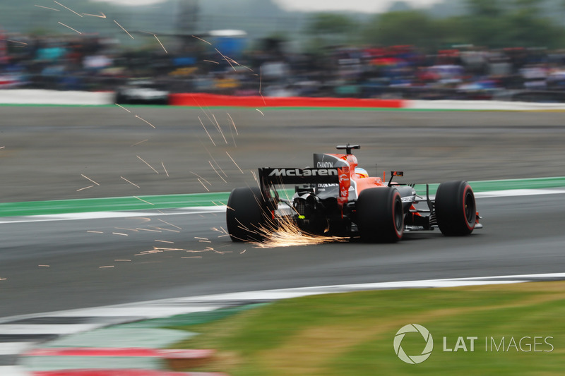 Fernando Alonso, McLaren MCL32, sacando chispas