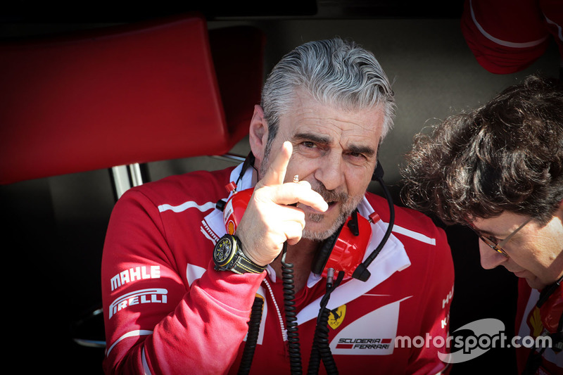 Maurizio Arrivabene esboça sorriso.
