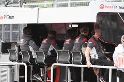 Haas pit wall gantry