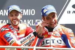 Podio: il vincitore della gara Andrea Dovizioso, Ducati Team, il terzo classificato Danilo Petrucci, Pramac Racing