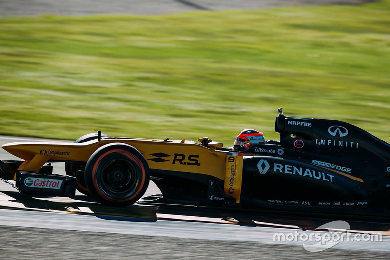 Robert Kubica probando por primera vez desde 2010 un coche de F1