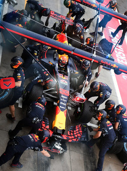 Max Verstappen, Red Bull Racing RB13 pit stop