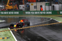 Daniel Ricciardo, Red Bull Racing RB13 runs wide