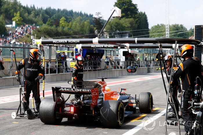 Fernando Alonso, McLaren MCL32, se retira a los pits