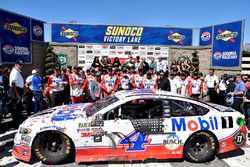 Race winner Kevin Harvick, Stewart-Haas Racing Ford