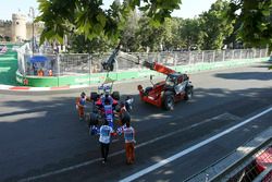 Marshals halen de auto weg van Daniil Kvyat, Scuderia Toro Rosso STR12