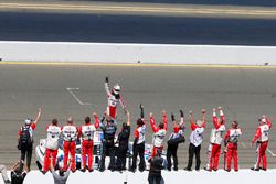 Race winner Kevin Harvick, Stewart-Haas Racing Ford