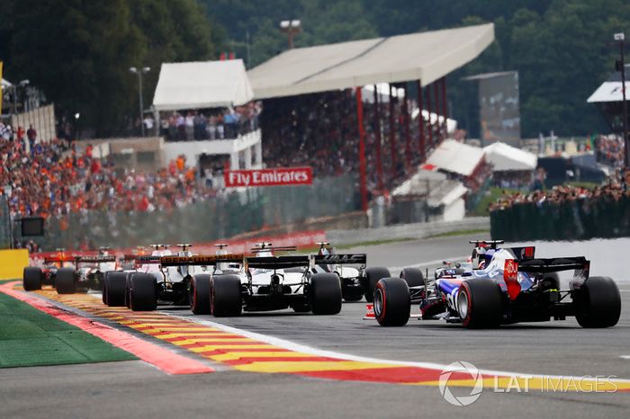 Daniil Kvyat, Scuderia Toro Rosso STR12, Lance Stroll, Williams FW40, Kevin Magnussen, Haas F1 Team VF-17 and Romain Grosjean, Haas F1 Team VF-17 at the start