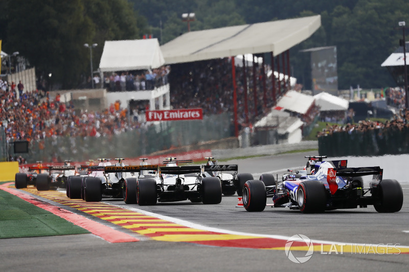 Daniil Kvyat, Scuderia Toro Rosso STR12, Lance Stroll, Williams FW40, Kevin Magnussen, Haas F1 Team