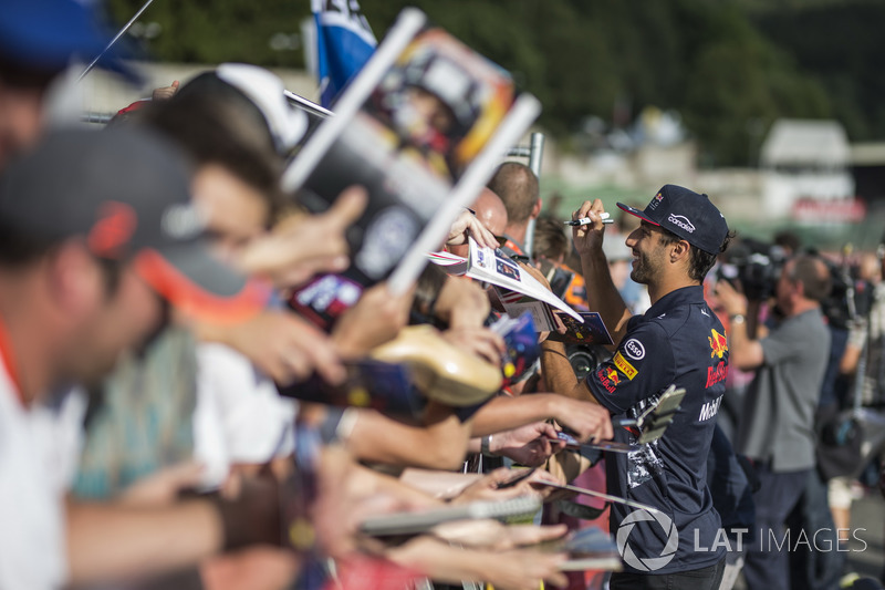 Daniel Ricciardo, Red Bull Racing signs autographs for the fans