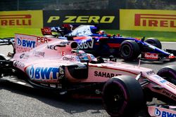 Sergio Perez, Sahara Force India F1 VJM10, Daniil Kvyat, Scuderia Toro Rosso STR12